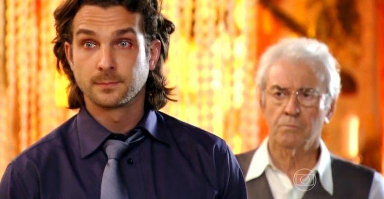 Alberto leva rasteira da própria mãe e se revolta em ‘Flor do Caribe’