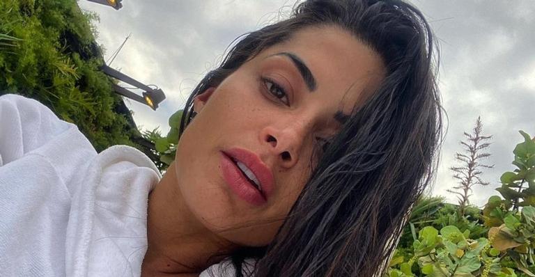 Ousada! Aline Riscado tira a blusa e mostra novas tatuagens de topless: ”De outro mundo!”