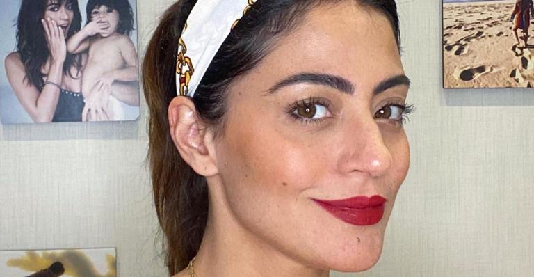 Carol Castro arranca suspiros ao posar para selfie conceitual
