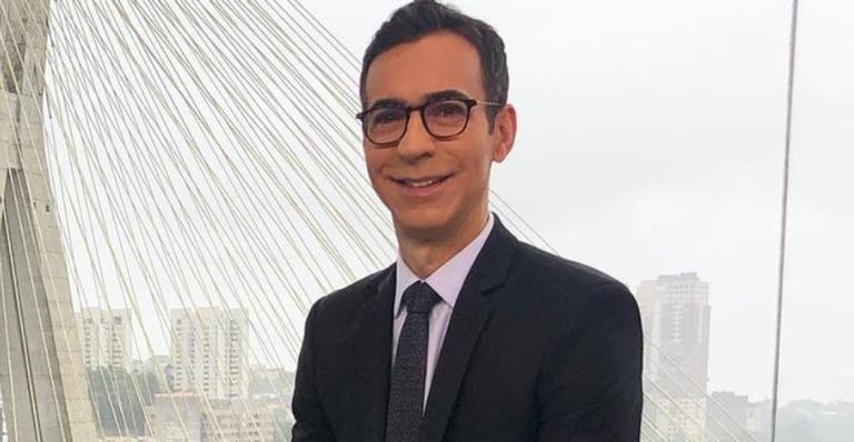 Cesár Tralli surge se preparando para o trabalho e posa nos estúdios da GloboNews