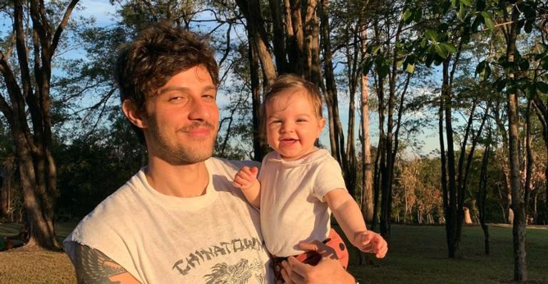 Chay Suede aproveita dia em horta orgânica com a filha e fãs se derretem