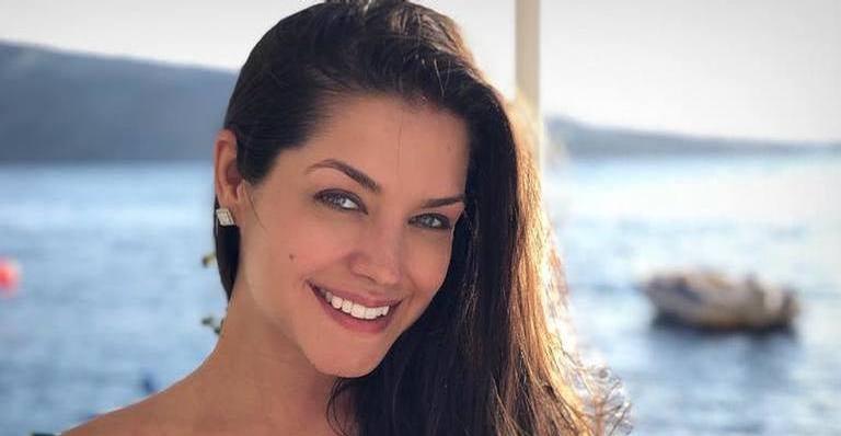 De máscara, Tata Fersoza posa na praia e faz reflexão: ”Uma manhã diferenciada”