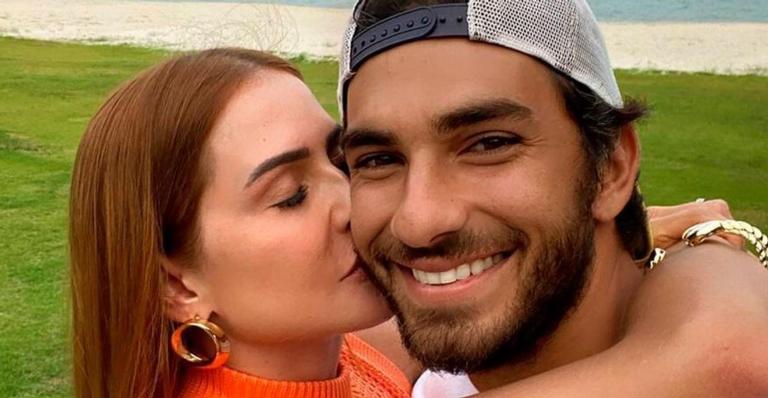 Deborah Secco posa de topless para clique belíssimo feito pelo maridão, Hugo Moura: ”Espetáculo”