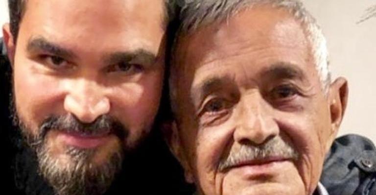 Com Covid-19, Luciano Camargo lamenta ausência em velório do pai e se declara: ”Meu amor eterno”