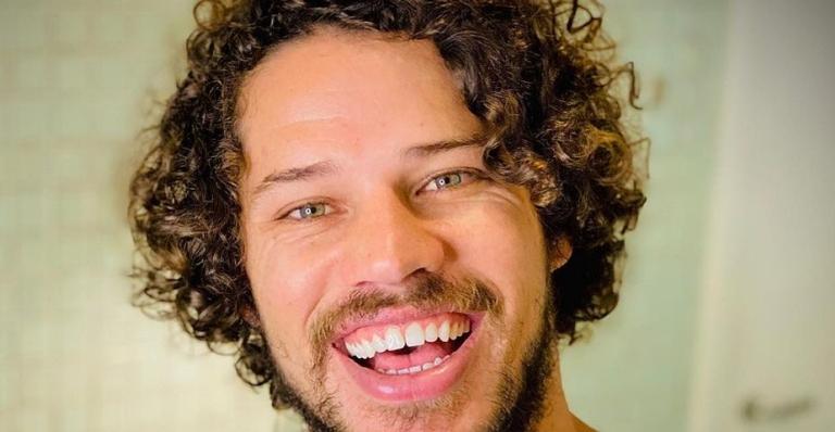 José Loreto surge dançando em vídeo: ”Sensação que estou tentando voar”