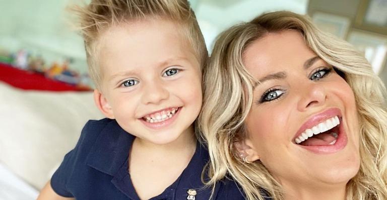 Karina Bacchi combina look com o filho e arrasa na web: ”Ficou 10”