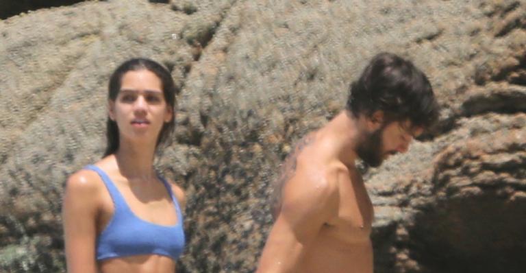 Kayky Brito é flagrado em clima de romance na praia