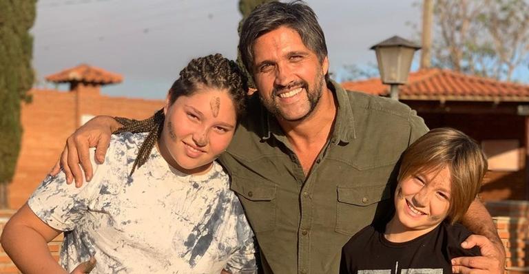 Em clima de Natal, Léo Chaves monta árvore com os filhos e encanta a web
