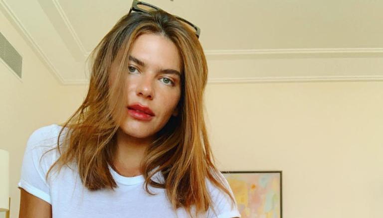 Mariana Goldfarb mostra cachos durante transição capilar: ”Acho lindo”