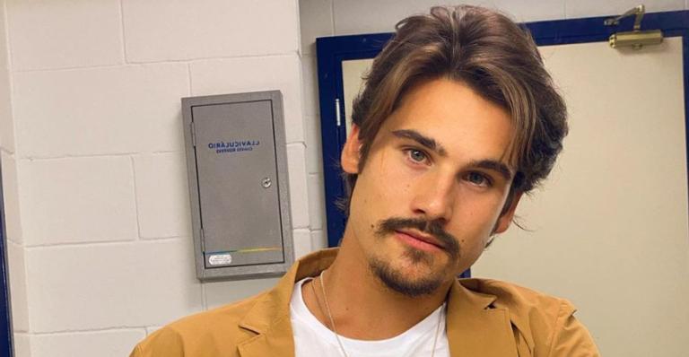 Nicolas Prattes arranca elogios dos fãs ao postar selfie nas redes sociais: ”Perfeição meu pai”