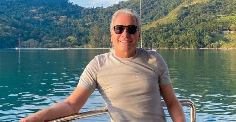 Roberto Justus posa sorridente ao curtir viagem para as Maldivas: ”No paraíso com o meu amor”