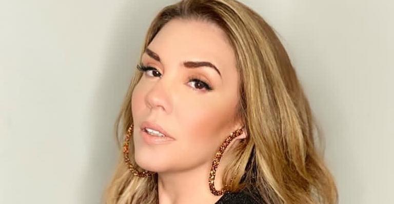 Sem sutiã, Simony posa com vestido vermelho decotadíssimo e arranca suspiros: ”Espetacular”