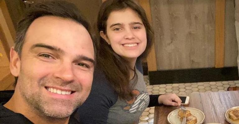 Tadeu Schmidt experimenta doce especial feito pela filha e agradece: ”Brownie vegano delicioso”