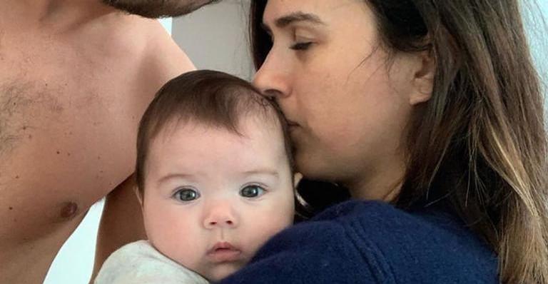 Tatá Werneck diverte a web ao compartilhar vídeo tomando uma ducha com a filha: ”Adrenalina”