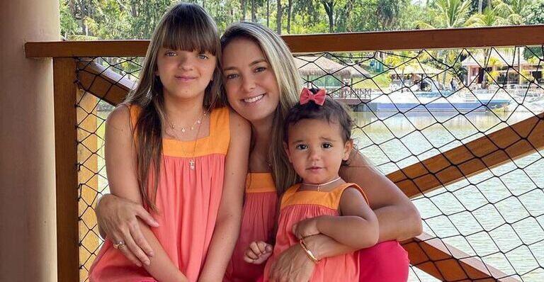 Ticiane Pinheiro e as filhas surgem com o mesmo look e encantam demais: ”Lindas”