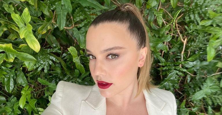 Alice Wegmann recebe elogios da web ao fazer maquiagem estilosa: ”Perfeita demais!”