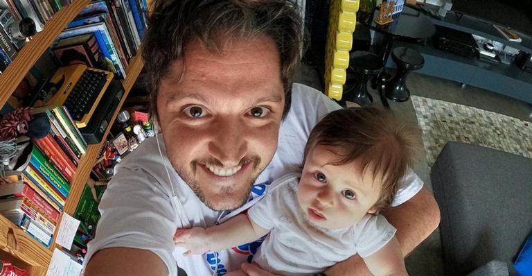 André Vasco registra momento de carinho entre os filhos: ”Necessário compartilhar amor”