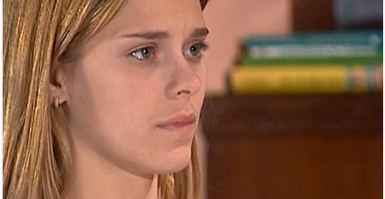 Camila ignora a mãe e se entrega para Edu em ‘Laços de Família’
