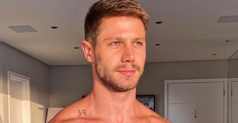 Ex-BBB Jonas posa no colo da mãe e brinca com momento: ”A criancinha cresceu hein”