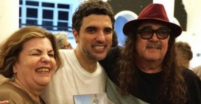 Davi Moraes lamenta morte da mãe, que faleceu sete meses após o pai, o cantor Moraes Moreira