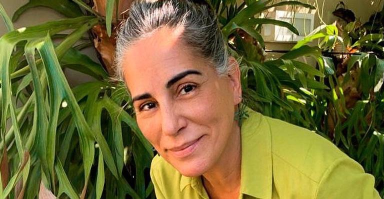 Sem maquiagem, Gloria Pires curte dia na piscina com a filha e semelhança rouba a cena: ”Gêmeas”
