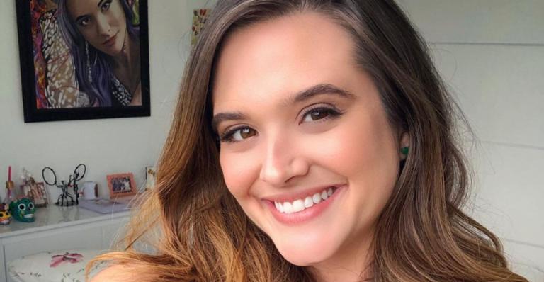 Juliana Paiva posa sorridente ao curtir dia de folga