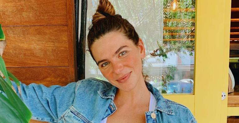 Mariana Goldfarb arranca elogios da web ao posar com look azul: ”Belíssima!”
