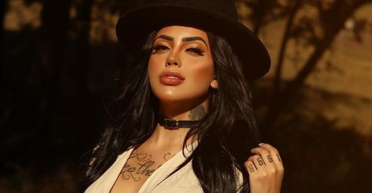 Ousada! Mirella tira a roupa e aumenta a temperatura ao surgir dirigindo de topless
