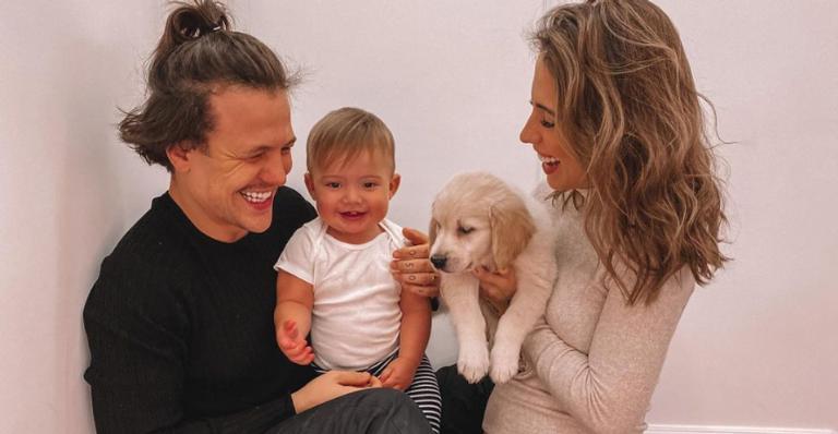 Saulo Poncio esbanja amor e carinho ao posar com sua linda família