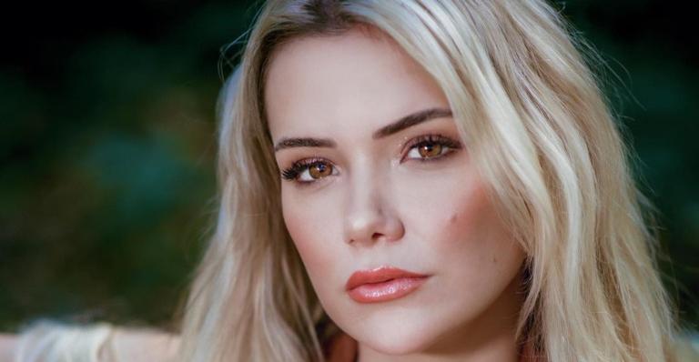 Sem sutiã, Marcela Mc Gowan para tudo com o blazer aberto e eleva temperatura: ”Que mulher!”