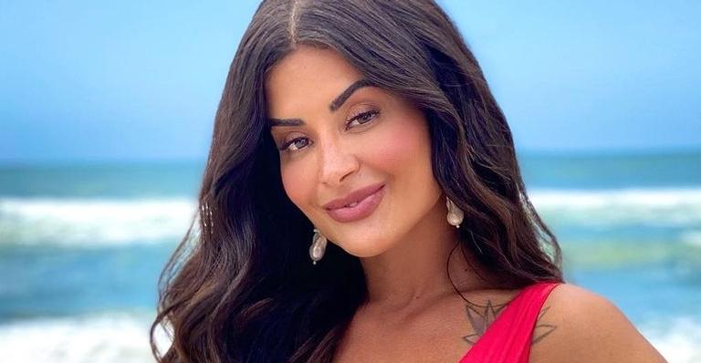 Aline Riscado posa com biquíni tomara que caia vermelho e ostenta corpão: ”A mais linda de todas!”
