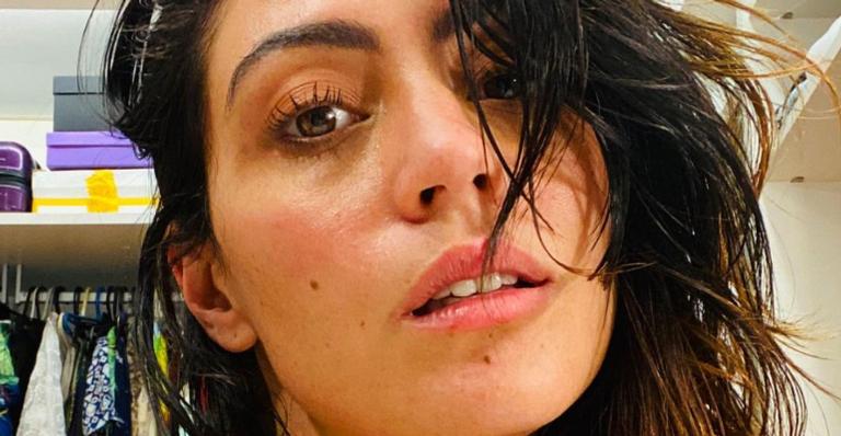 Carol Castro relembra dia na piscina e brinca: ”Relacionamento sério com um flutuador de cloro”