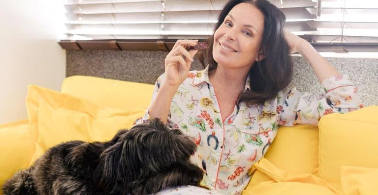 Carolina Ferraz posa coladinha com seu cãozinho e se derrete: ”Sempre de olho em mim”