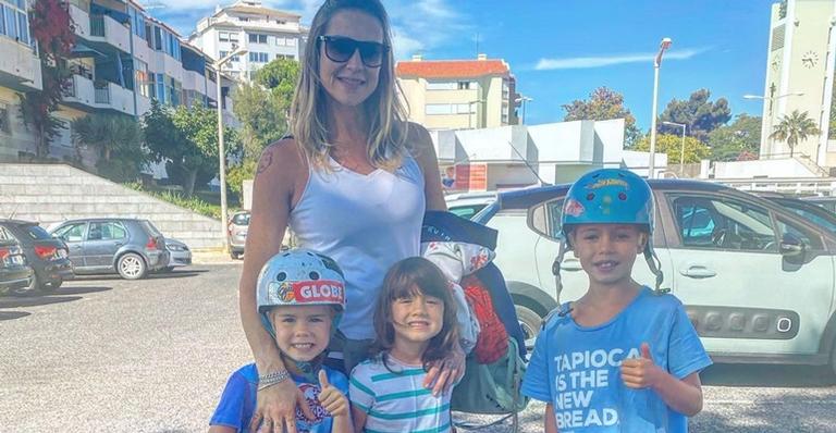 De pijama, Luana Piovani posa com os três filhos: ”Dona galinha e seus pintinhos”
