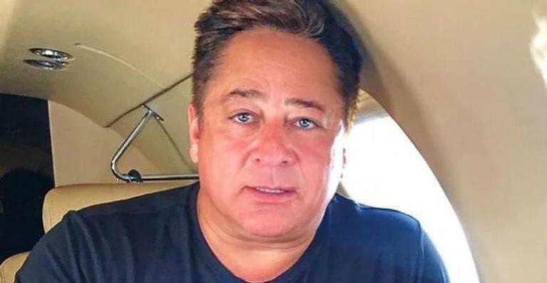 Dentro de barco, Leonardo surge segurando peixe enorme e afirma: ”Aqui pesca”