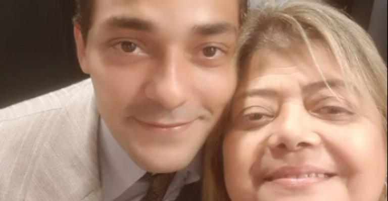 Eduardo Sterblitch fala sobre perda da mãe: ”Grande incentivadora”
