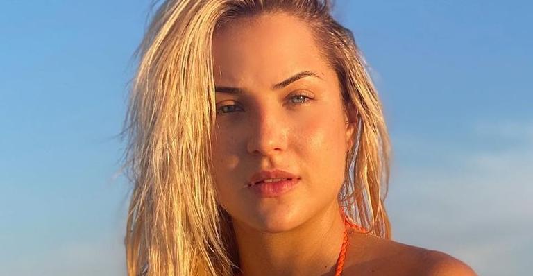 Na praia, Gabi Martins abaixa o shorts e exibe corpão escultural de biquíni: ”Sem defeitos!”