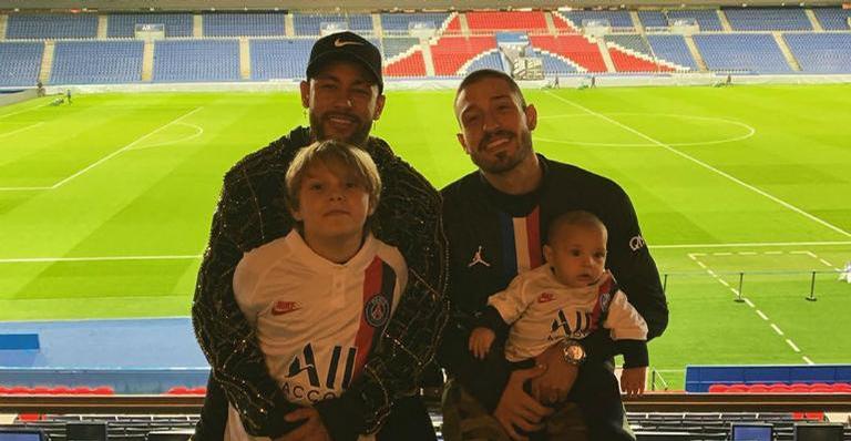 Neymar se derrete com clique do filho, Davi Lucca, com o irmão, Valentin: ”Amor”