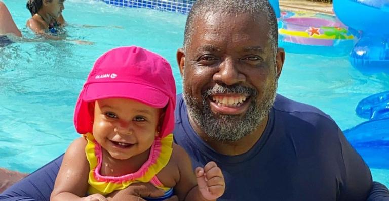 Péricles se derrete ao fazer vídeo da filha, Maria Helena dançando na praia: ”Cheia de gingado”