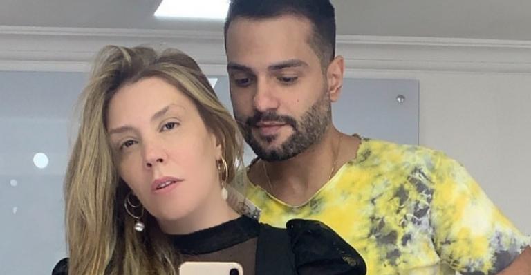 Simony posa coladinha com o namorado, Felipe Rodriguez e se declara: ”Como é bom ter um amor”