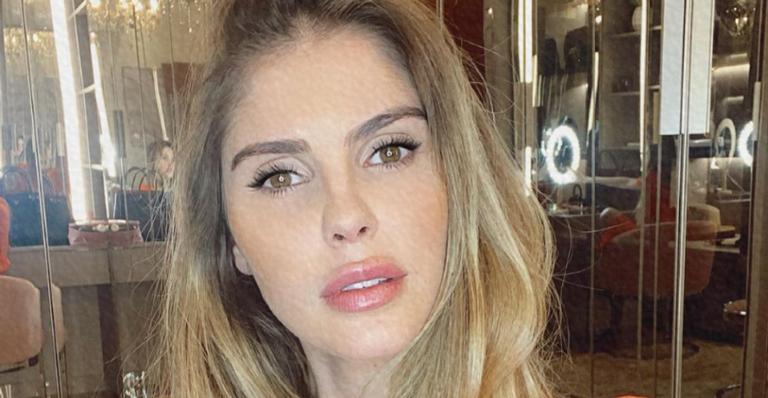 Bárbara Evans posa com look preto arrasador e recebe elogios de fãs: ”Que bela!”