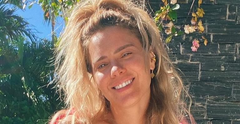 Ao 42 anos, Carolina Dieckmann posa de biquíni e exibe curvas impecáveis: ”Um corpo é um corpo”