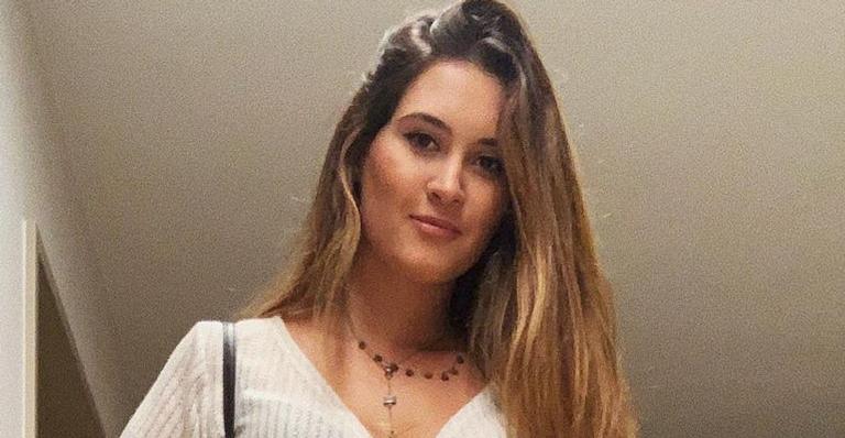 Filha gata de Fátima Bernardes ostenta curvas com maiô recortado e web baba: ”Sensacional!”