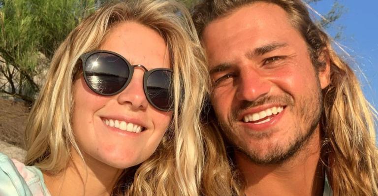 Isabella Santoni curte dia na praia com Caio Vaz e recebe chuva de elogios