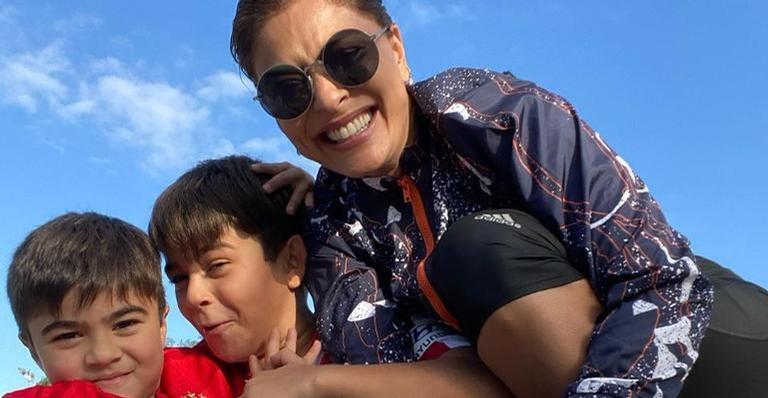 Juliana Paes volta de viagem e se encontra com os filhos: ”É amor demais”