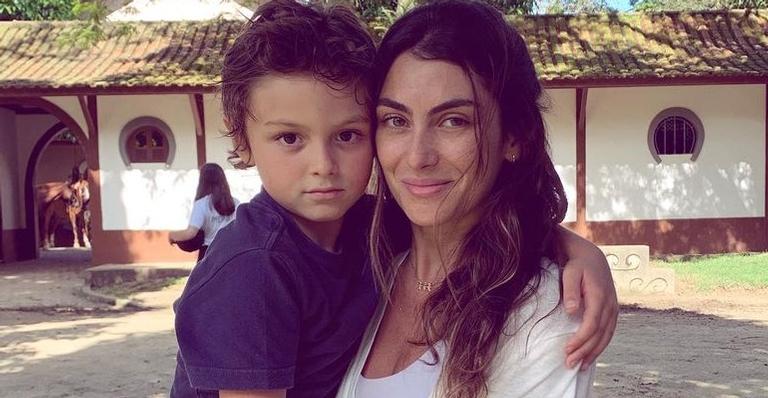 Mariana Uhlmann posa com Joaquim e relata dia difícil na escola: ”Ele percebeu que tinha errado”