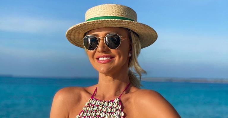 Nas Ilhas Maldivas, Ana Paula Siebert surge andando de bicicleta: ”Chegando em casa”