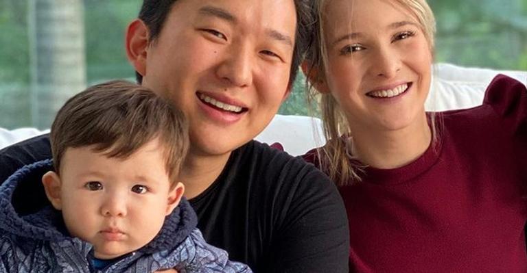 Pyong Lee posta clique em família e se declara ao filho: ”Em 2020 conhecemos o amor incondicional”