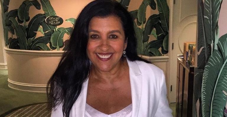 Regina Casé compartilha clique com o marido: ”Sextou com beijoca”