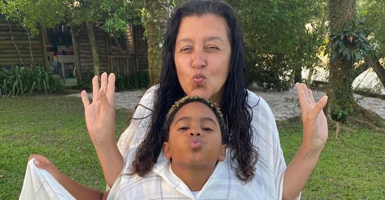 Regina Casé emociona ao homenagear babá do filho: ”Quero estar sempre pertinho de você”